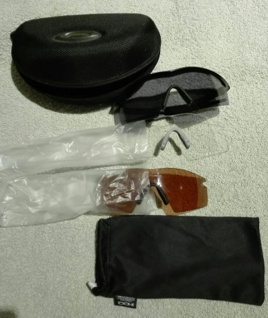 Vendo gafas de tiro marca oakley balistic con tres lentes y funda rigida...110€ portes incluidos...las 00