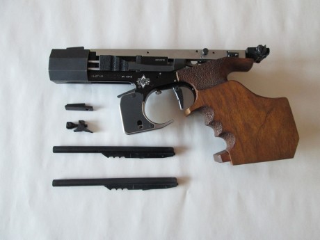 Se vende pistola Match Guns MG2 Rapid Fire, guiada en F, calibre 22lr, empuñadura sin retoques, 2 cargadores, 02