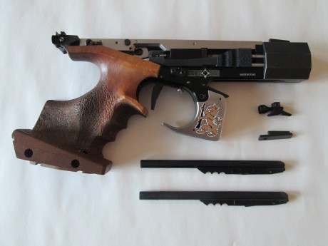 Se vende pistola Match Guns MG2 Rapid Fire, guiada en F, calibre 22lr, empuñadura sin retoques, 2 cargadores, 01