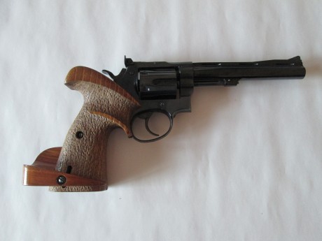 Vendido. revolver Llama calibre 38, guiada en F, con muy poco uso, empuñadura original de madera sin retoques 01