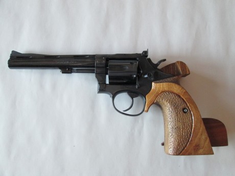 Vendido. revolver Llama calibre 38, guiada en F, con muy poco uso, empuñadura original de madera sin retoques 00