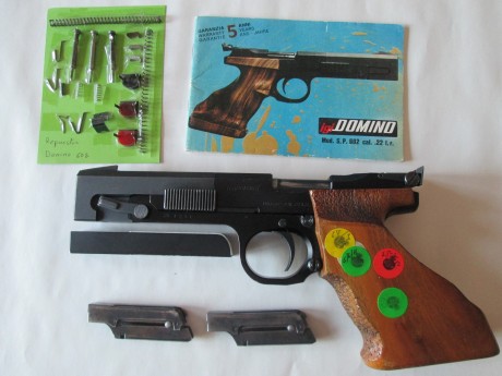Se vende pistola Igi Domino mod. 602, guiada en F, calibre 22lr, empuñadura sin retoques, con 2 cargadores, 01