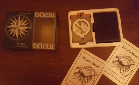 Brújula Suiza marca Büchi, sin estrenar en su caja original con el manual, funda de cuero y varios, dicha 02