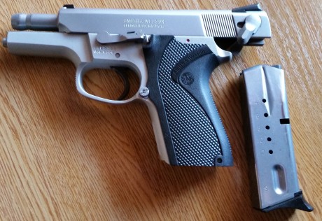 Vendo mi S&W 6906 ,9mm caja original, dos cargadores, bandolera con funda a media solo he tirado una 02
