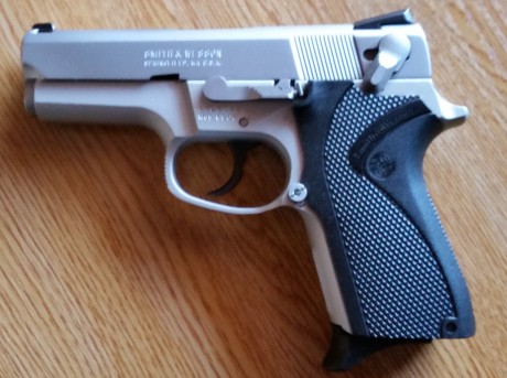 Vendo mi S&W 6906 ,9mm caja original, dos cargadores, bandolera con funda a media solo he tirado una 01