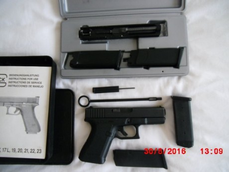 La GLOCK es de 2da Gen. No tiene desperfectos ningunos, guiada en "F" junto con la conversion 01