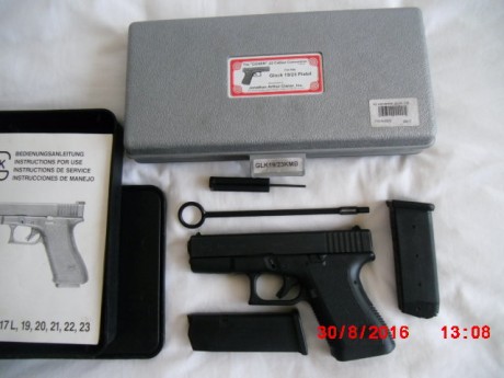 La GLOCK es de 2da Gen. No tiene desperfectos ningunos, guiada en "F" junto con la conversion 00