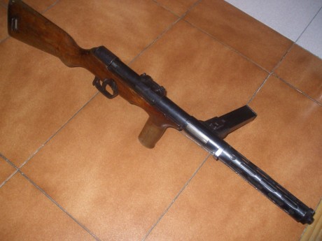 Hola. Hace tiempo me regalaron una joya. Se trata de un albun de cromos de armas que es una pasada. No 50