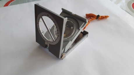 Brújula Suiza marca Büchi, sin estrenar en su caja original con el manual, funda de cuero y varios, dicha 52
