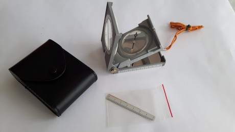 Brújula Suiza marca Büchi, sin estrenar en su caja original con el manual, funda de cuero y varios, dicha 50