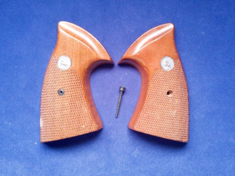 Vendo cachas Colt de madera, de marco "J". Eran de un Colt Trooper MK III.

 2016-09-07-18-23-59.jpg 01