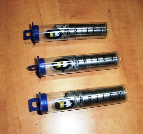 Choques  especiales  con sistema "freno de boca" que reducen sustancialmente el retroceso y 01