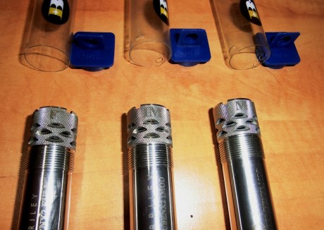 Choques  especiales  con sistema "freno de boca" que reducen sustancialmente el retroceso y 12