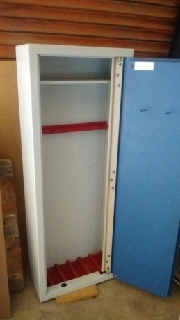 VENDIDO, se puede cerrar gracias.

Hola,

Pongo en venta armero homologado para 6 armas largas marca M&CS 02