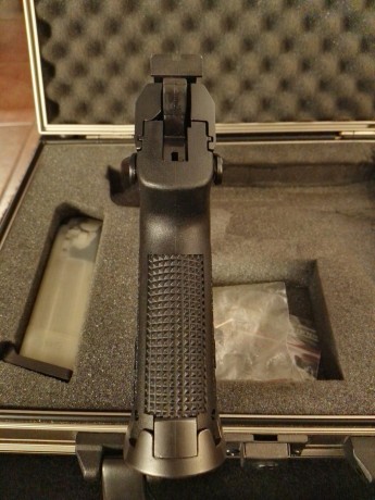 Vendo Pistola Heckler & Koch HK USP Expert en calibre 9mm,2 cargadores, maletin original etc. Recorrido 01