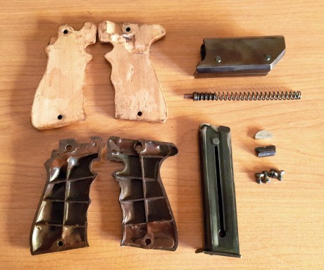 Vendo para la pistola Star FR Target 22 LR el siguiente lote de piezas:
Cachas originales,están algo tocadas 01