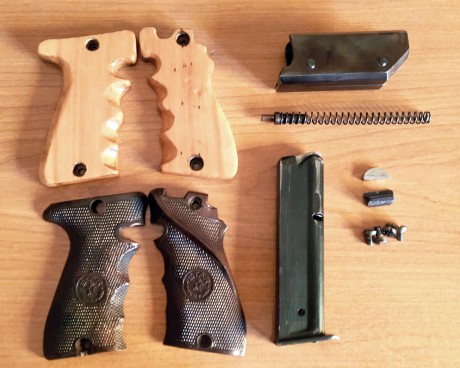 Vendo para la pistola Star FR Target 22 LR el siguiente lote de piezas:
Cachas originales,están algo tocadas 00