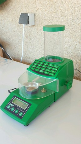 Vendo este magnifico dosificador RCBS ChargeMaster Combo que decir de el que no sepáis....el estado es 01