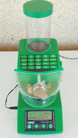 Vendo este magnifico dosificador RCBS ChargeMaster Combo que decir de el que no sepáis....el estado es 00