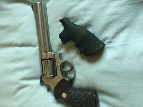 Hola, vendo mi revolver 686,en acero inox, de seis pulgadas, calibre 38/357 magnum. 
Siempre ha tirado 00
