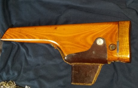 Vendo culatin de madera   original para pistola Astra 902. le falta uno de los enganches y la tirilla 00
