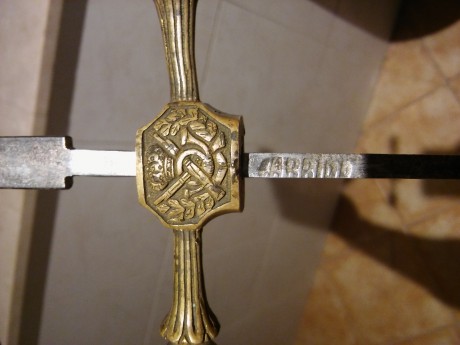 Hola compañeros , un amigo me regalo esta espada para que la restaurase y la pusiese a punto ya que le 00