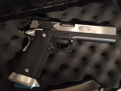 en estado impecable, no ha tirado ni una sola competición de IPSC , solo un par de cajas en precisión 02