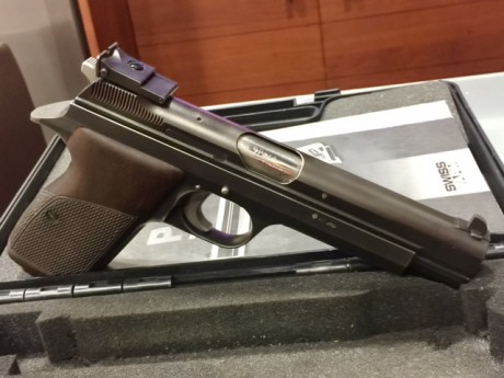 su estado es impecable, 5"  de cañón , armazón heavy frame . Pistola excepcional para tiro de precisión 00