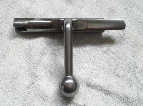 Se vende cerrojo curvo original para Mosin Nagant.

Precio 85€ envío peninsular incluido.
Se encuentra 10