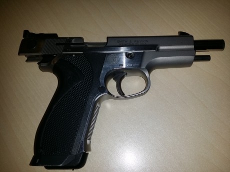 Hola vendo pistola 9 mm  con dos cargadores.
Preci0 750 Euros con portes  incluidos a la intervención 00