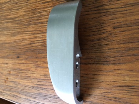 Limpiando cajones, me he encontrado con las siguientes piezas sin usar. 
3 tiradores para Steyr LG110. 11