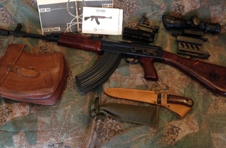 Vz. 58 (modelo 58) fusil de asalto checo, similar al ak 47 ruso. que emplea el cartucho 7, 62 x 39. es 32