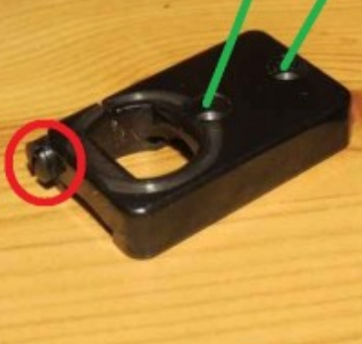 He perdido este tornillo, marcado en rojo ,alguien sabe que medida es, la foto estaba en el foro y la 00