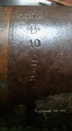 Buenas tardes estimados:

Quien me podrá ayudar a identificar de donde es y de que se trata esta pieza 00