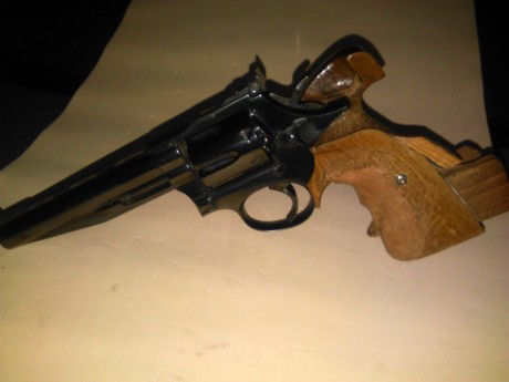 Revolver LLAMA OLIMPIC cal.38,poco puedo añadir que no se sepa de este arma de fabricaciòn nacional,funcionando 02