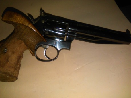 Revolver LLAMA OLIMPIC cal.38,poco puedo añadir que no se sepa de este arma de fabricaciòn nacional,funcionando 01