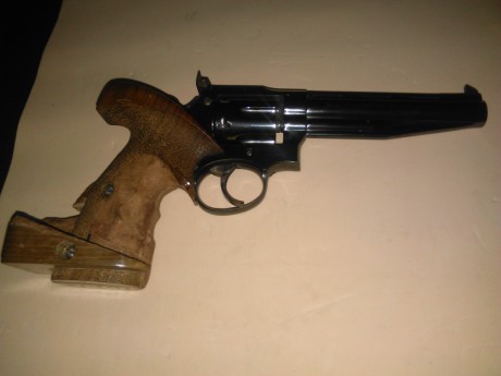 Revolver LLAMA OLIMPIC cal.38,poco puedo añadir que no se sepa de este arma de fabricaciòn nacional,funcionando 00