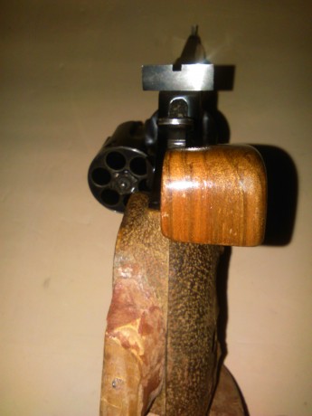 Revolver LLAMA OLIMPIC cal.38,poco puedo añadir que no se sepa de este arma de fabricaciòn nacional,funcionando 10