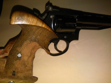 Revolver LLAMA OLIMPIC cal.38,poco puedo añadir que no se sepa de este arma de fabricaciòn nacional,funcionando 21