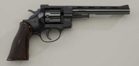 Muy buenas a todos:

Mi mujer, habitual usuaria de una Pardini SP, está interesada en tirar con revolver 90