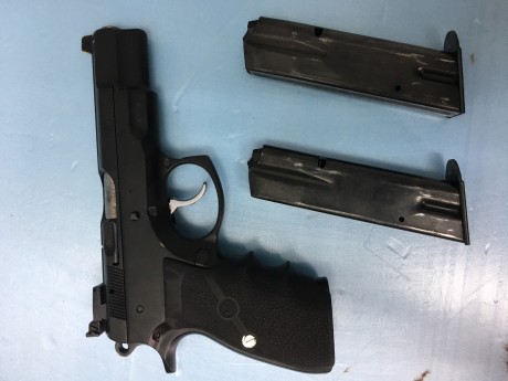 Se vende pistola cz75 9mmP como nueva con alzas regulables cachas de goma y dos cargadores 400€ 00
