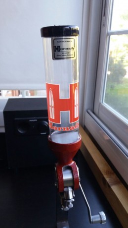 Buenos dias, tengo un pequeño problema, espero que subsanable con el dosificaor Hornady. Ayer compré este 10