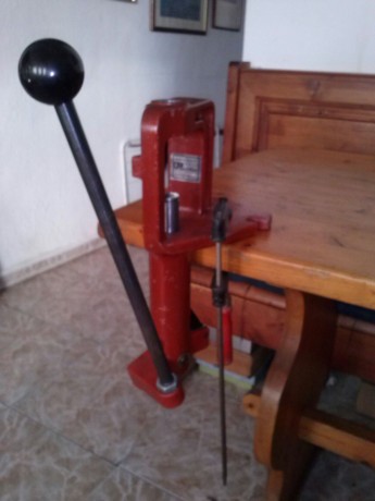 Un amigo mio vende  esta prensa lyman , mono estación, robusta y con muy buen funcionamiento, la misma 10
