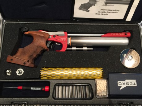 Se vende preciosa Tesro PA10 II, por no poder usar.  El arma esta impecable, regalo segunda bombona maletin 01