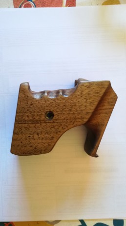 VENDIDA
.Pues eso,vendi mi aw93 con su cacha orignal y me quedo esta 
que es de la  talla M.
Esta retocada 01