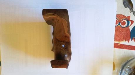 VENDIDA
.Pues eso,vendi mi aw93 con su cacha orignal y me quedo esta 
que es de la  talla M.
Esta retocada 00