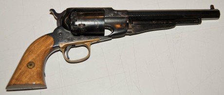 Revolver de pólvora negra Santa Bárbara, tiene grabados en armazón y tambor. La palanca de carga está 01