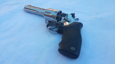 Vendo este revolver por dejar el tiro deportivo. Esta guiado en F, tiene unos 1600 disparos, con municion 00