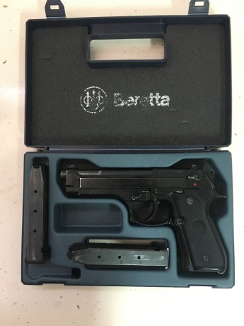 Hola. 
Vendo mi Beretta 92 Fs. 
El arma está en Granada pero se puede enviar a cualquier punto de España. 30