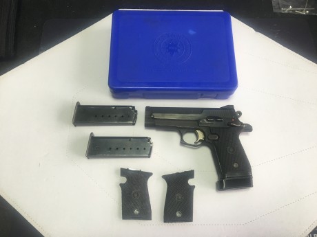 Buenas. 
Vendo pistola Firestar Cal. 9 pq, en perfecto estado, guiada en F, con tres cargadores originales, 00